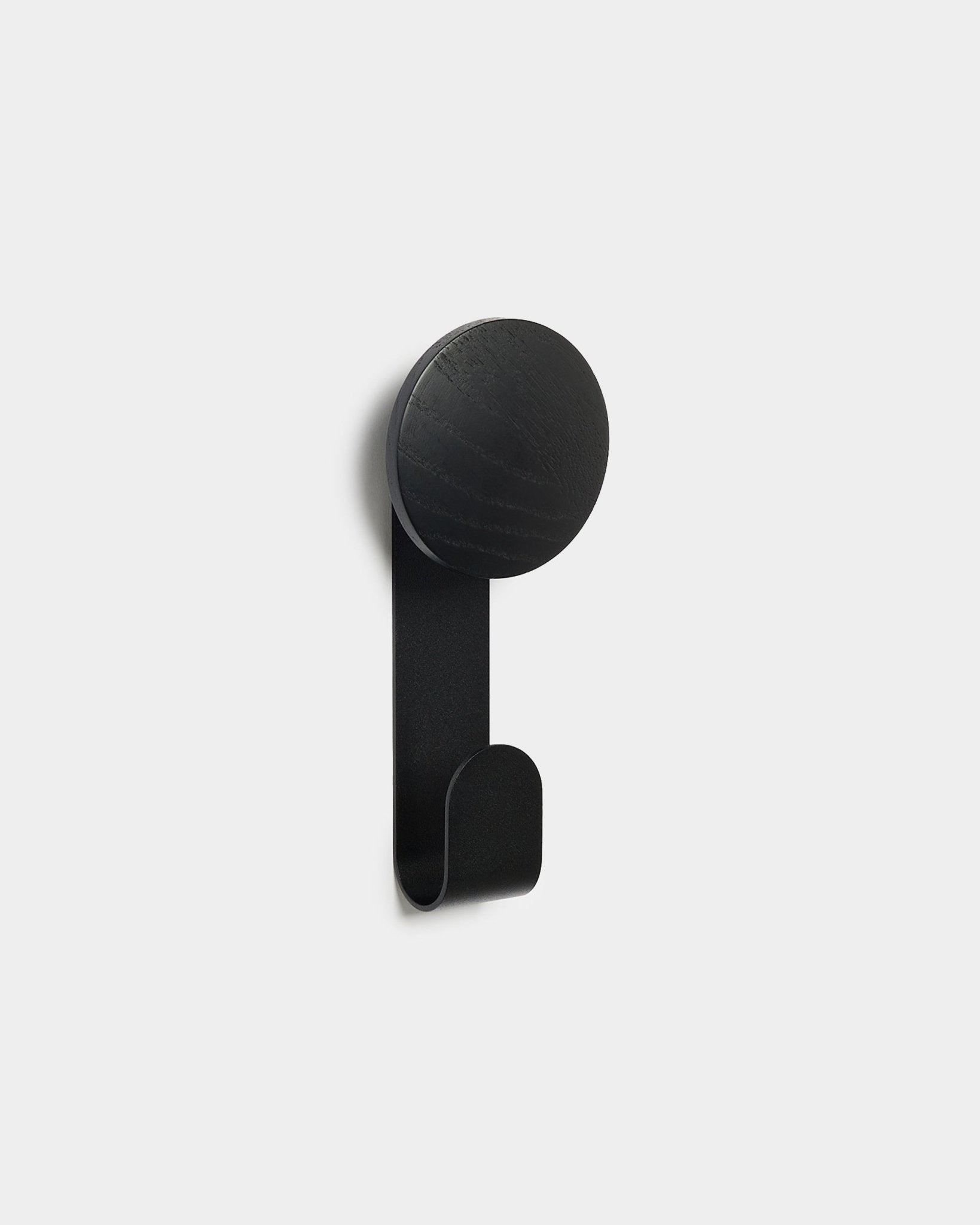 Linn Vertical Hanger en Black Oak par WoodUpp, un accessoire minimaliste conçu pour suspendre des objets sur des panneaux acoustiques en bois Akupanel.